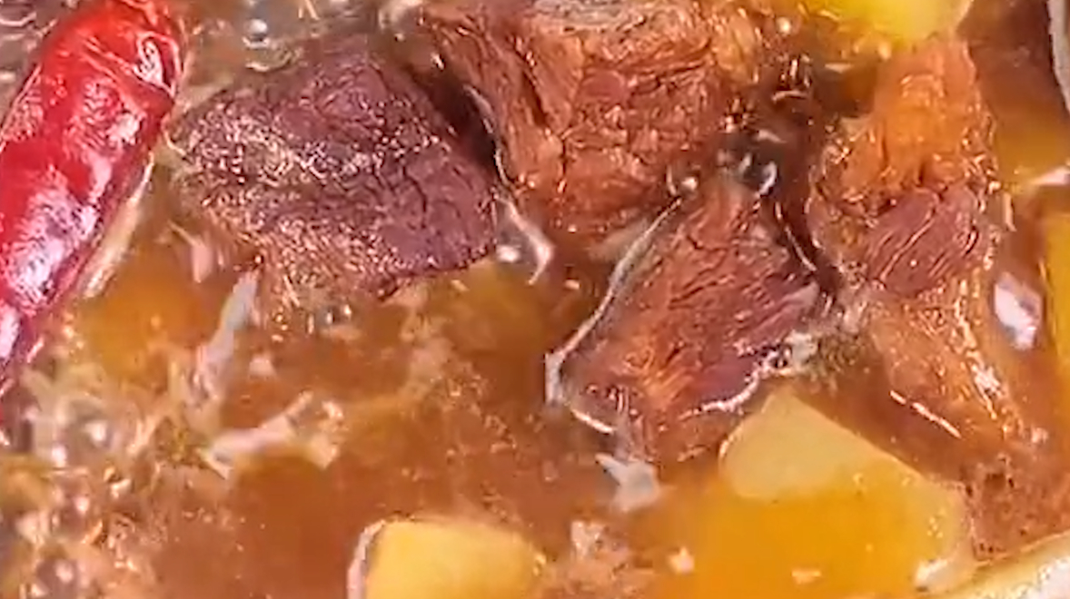 砂锅土豆炖牛肉,营养美味,美女小孩都爱吃