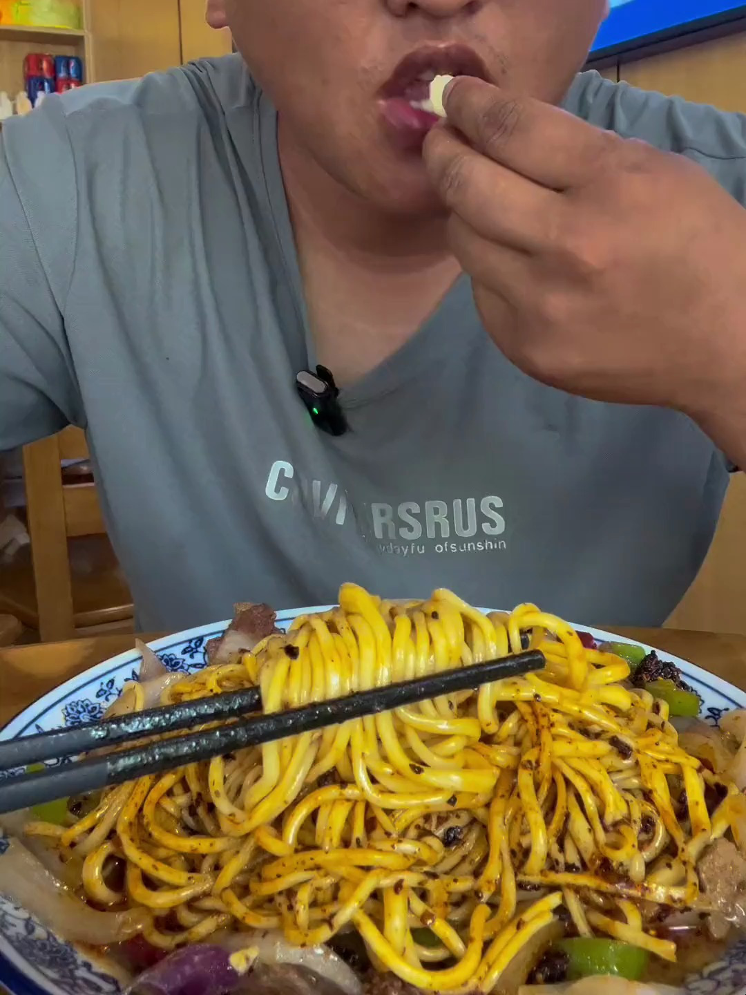 本来想吃个过油肉拌面结果没有,只能吃个孜然牛肉拌面啦!
