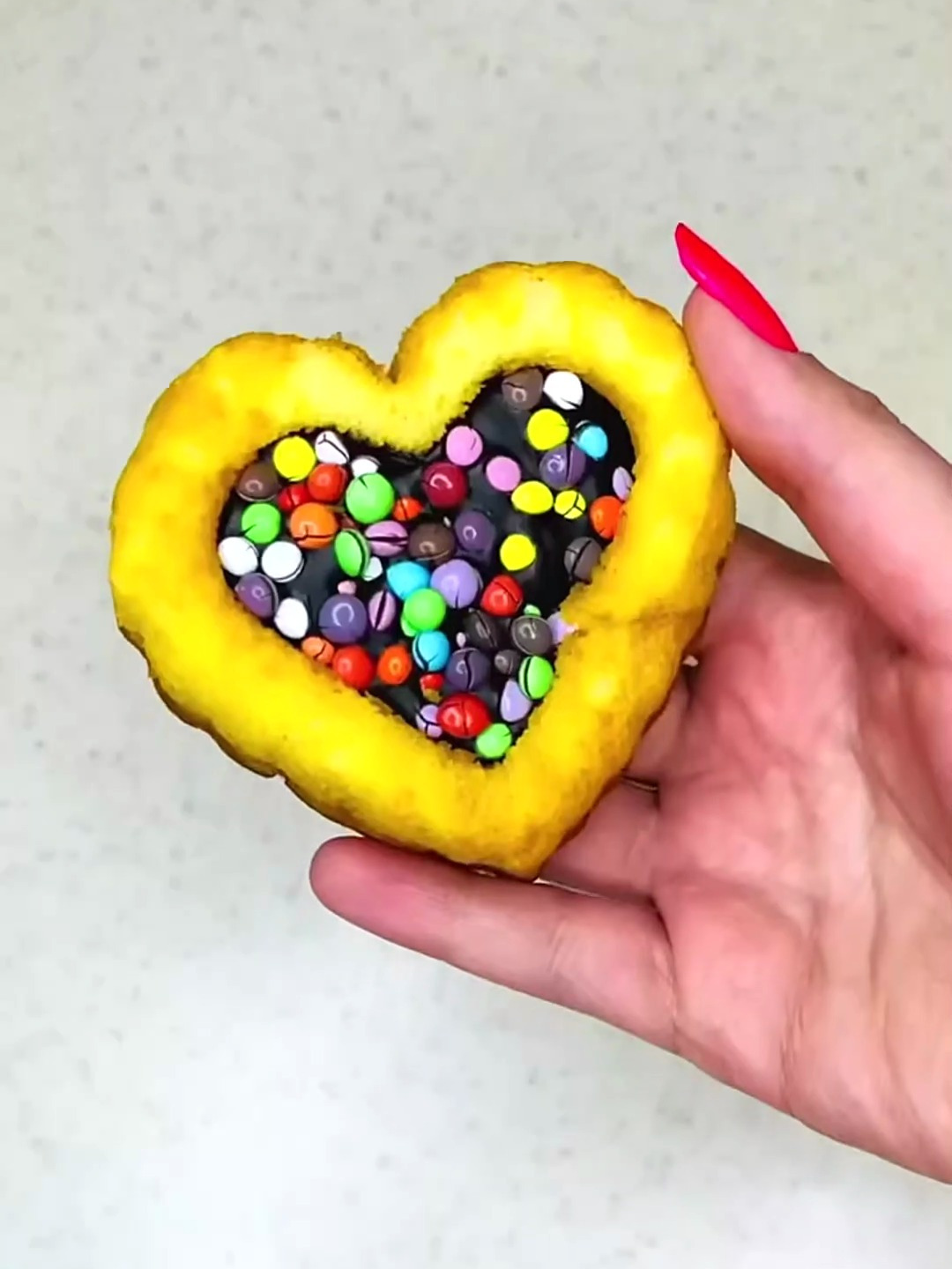 ASMR:装满心形彩虹糖面包的拼盘