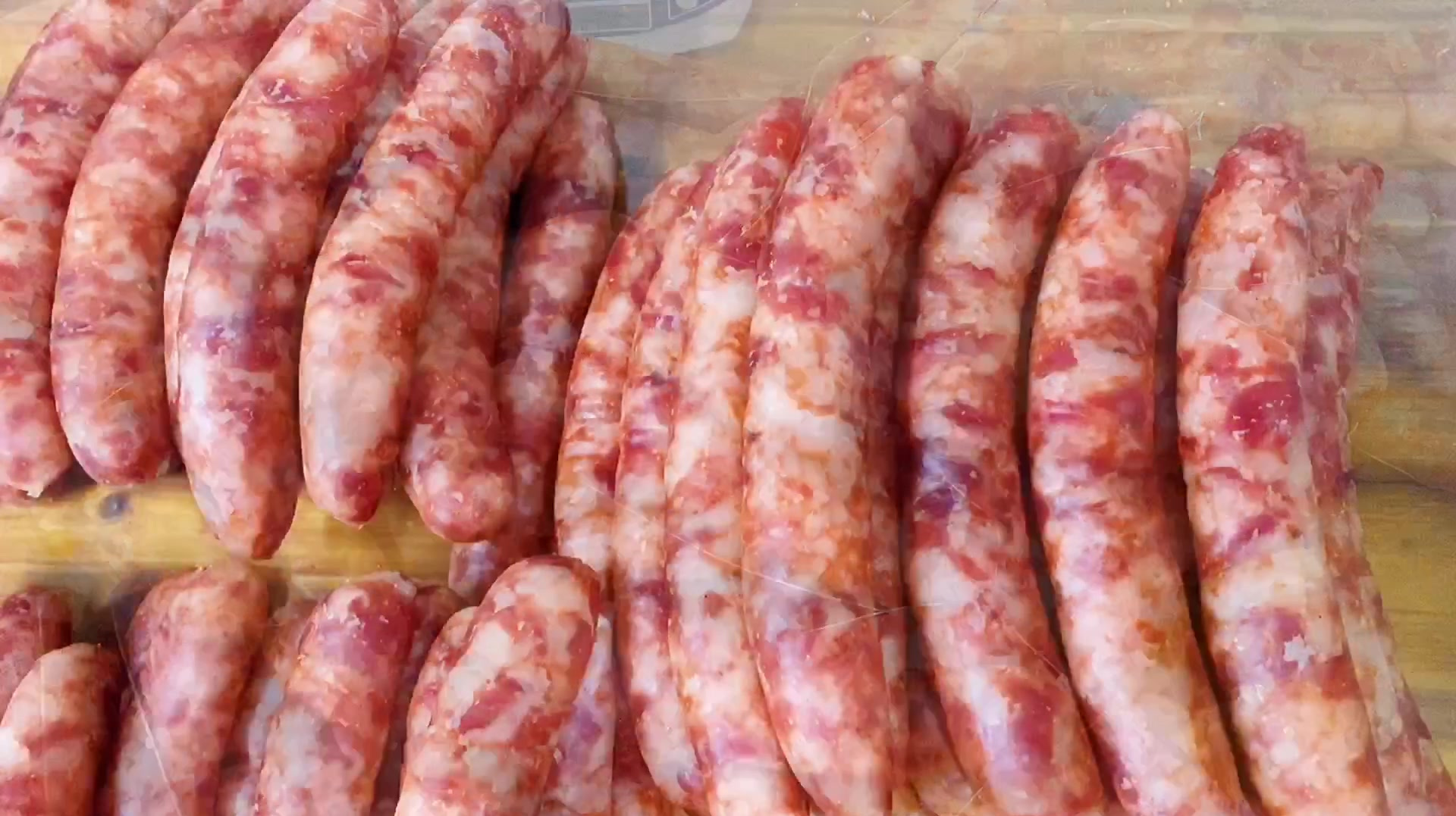 适合摆摊的小吃台北士林夜市会爆浆的飞鱼籽香肠