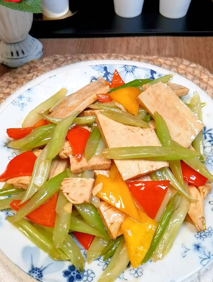 一起吃饭吧芹菜炒素鸡 简单又好吃