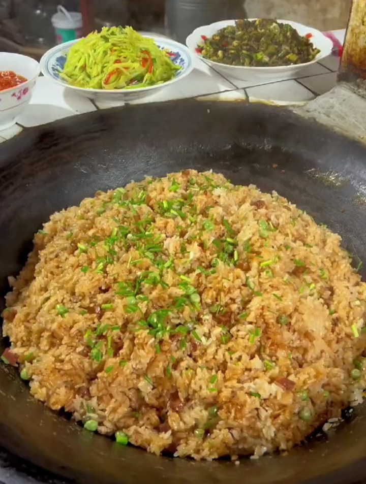 腊肉糯米饭锅巴才是精华,油滋滋的又焦又香