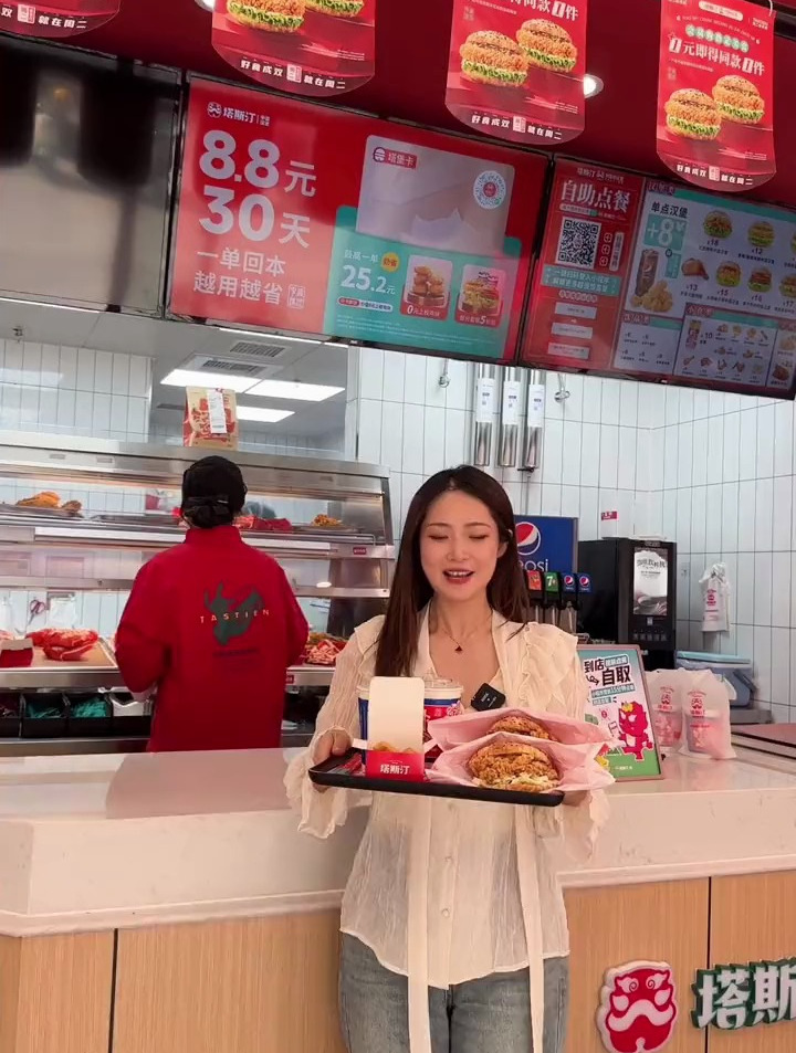 塔斯汀汉堡开到新天地了,现擀现烤好吃又划算