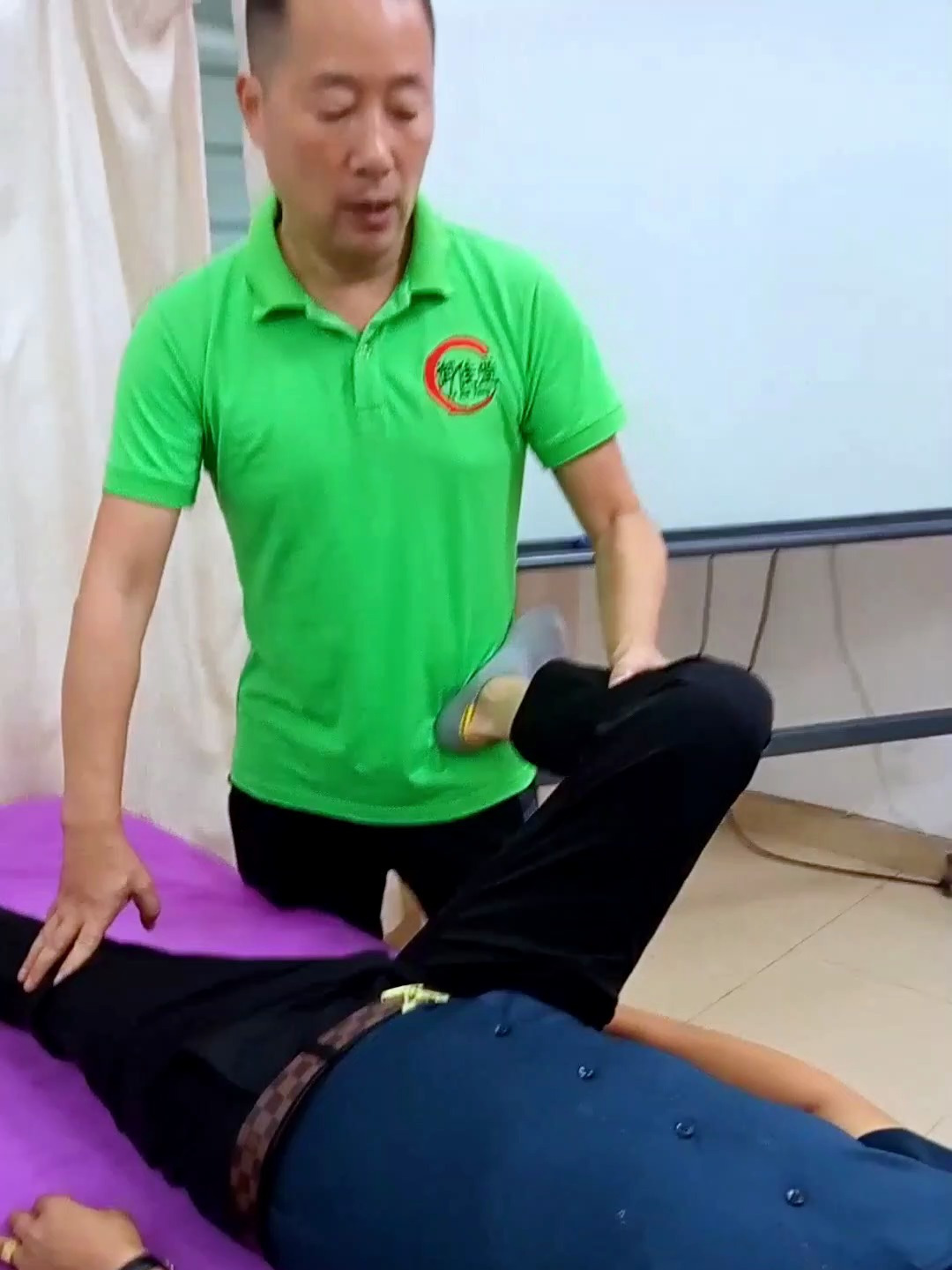 手把手教你大腿肌肉群拉伸手法