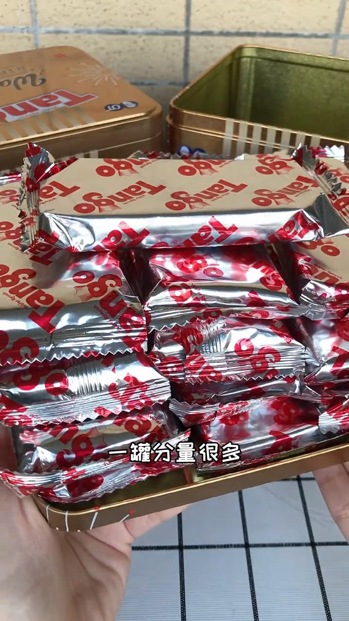 美食推荐官:这个巧克力威化我直接原地封神!啊啊啊太好吃了吧~厚厚的巧克力夹
