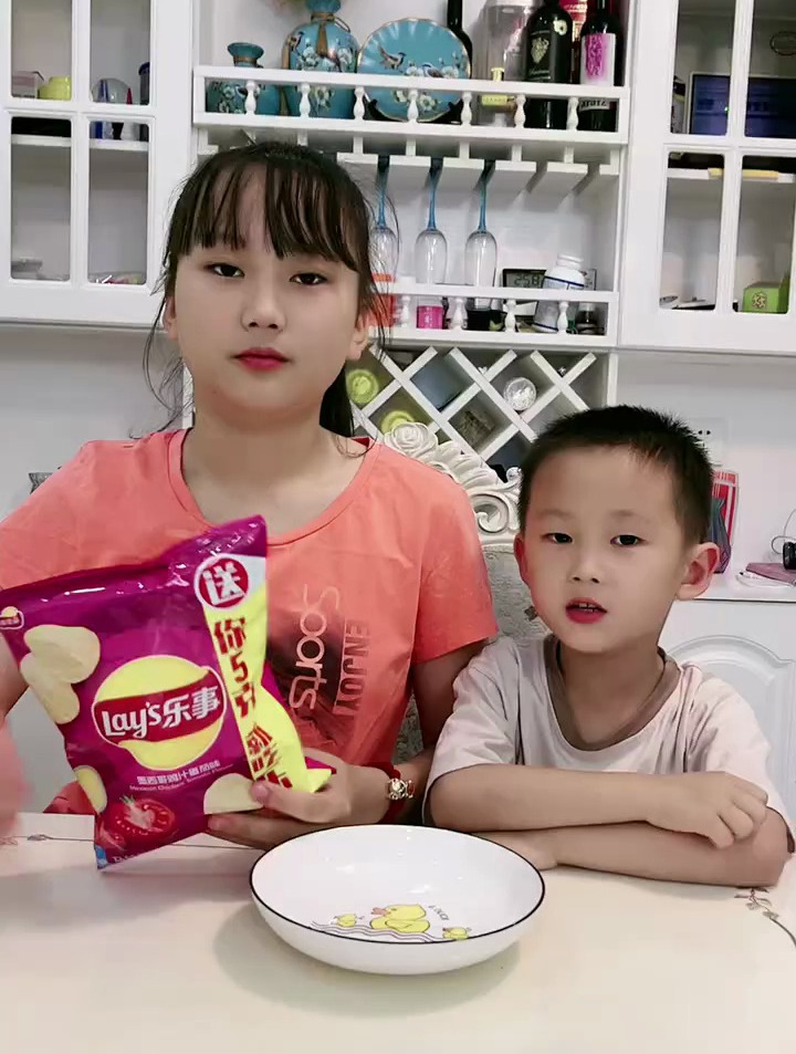 萌萌可爱的小吃货来了 乐事薯片 俩活宝