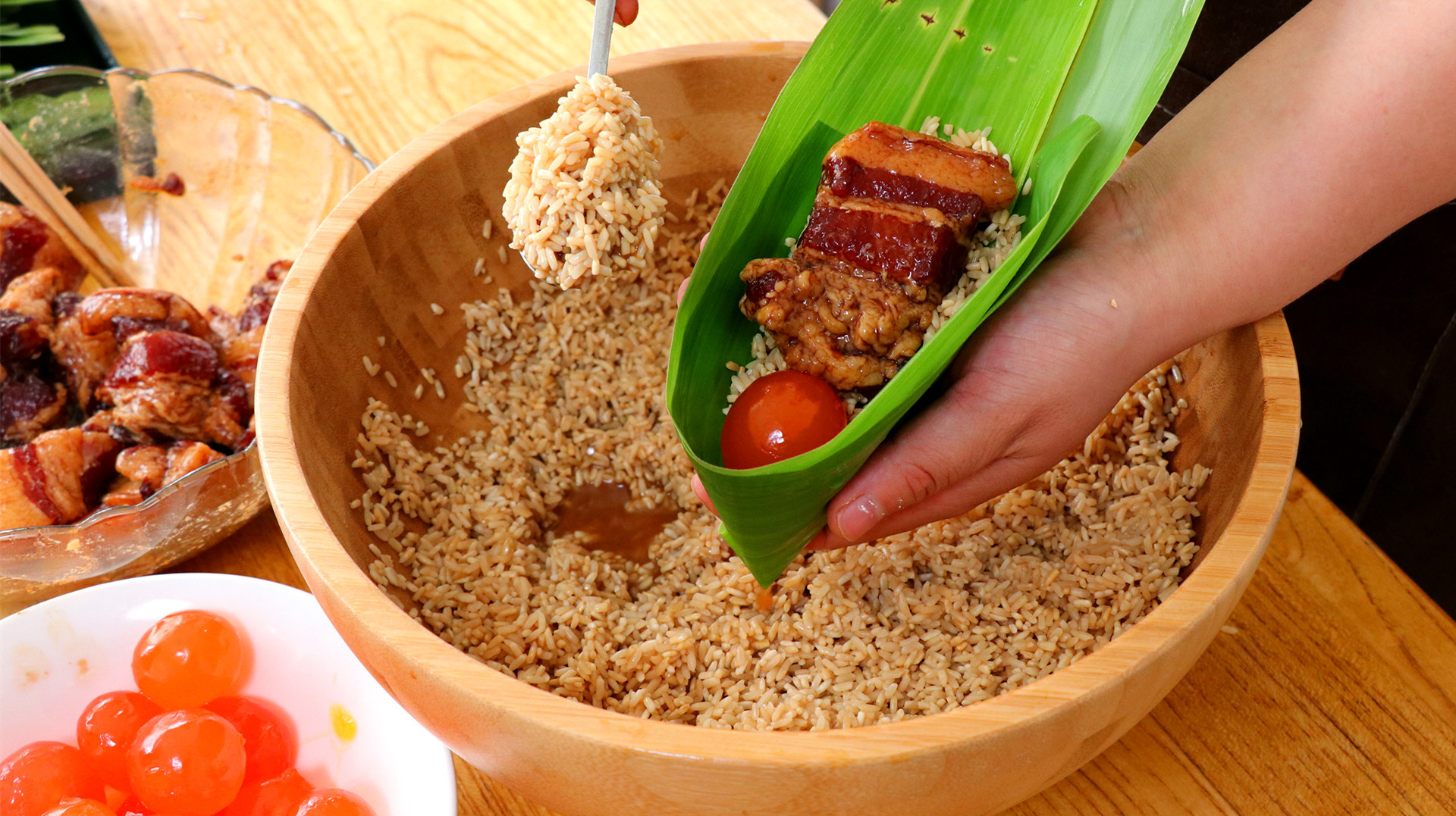 咸蛋黄肉粽的做法：这种包法简单易学，软糯鲜香，出锅肉香四溢！