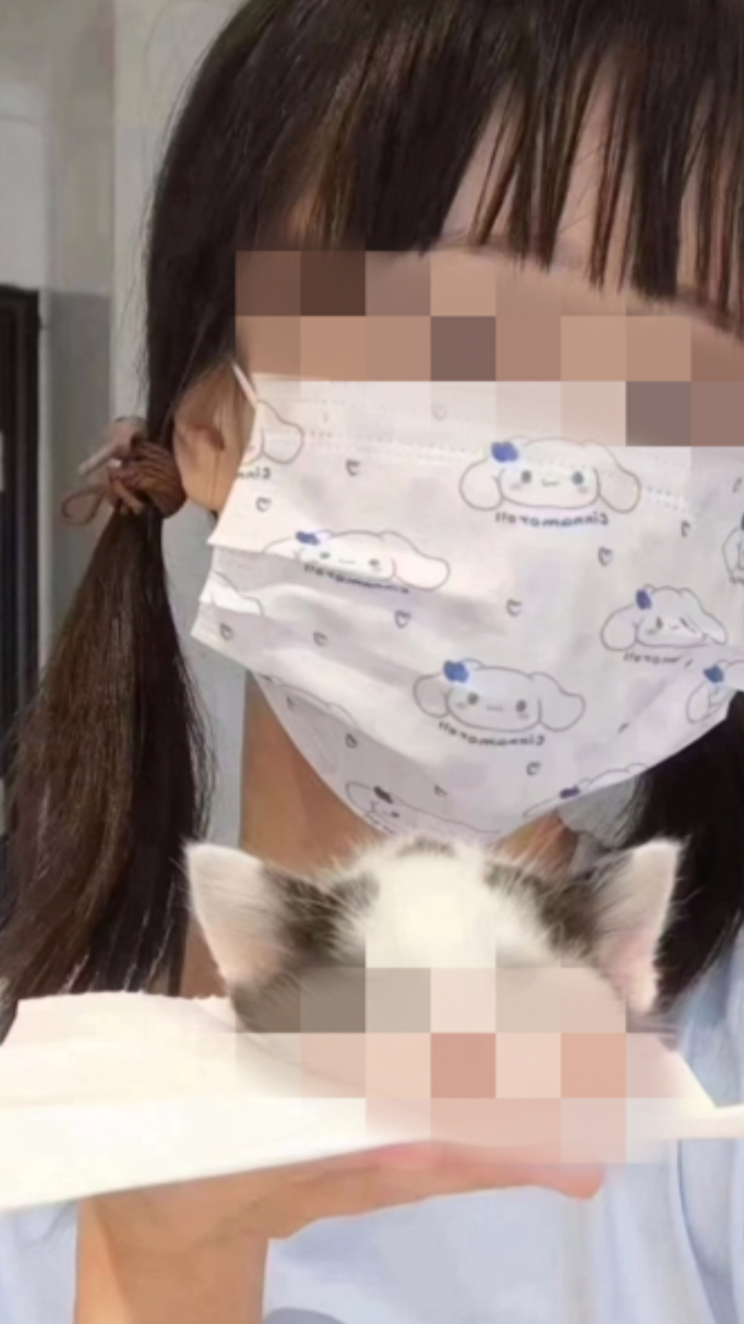 女子虐猫还合影拍照,上传照片遭网友“人肉”,警方:已知晓情况