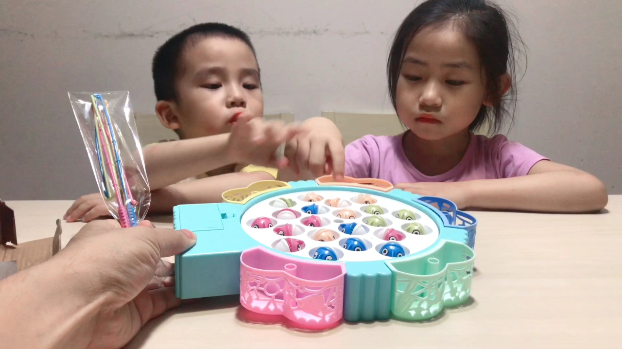 儿童磁性灯光钓鱼玩具可充电旋转音乐早教益智男孩女孩钓鱼机玩具