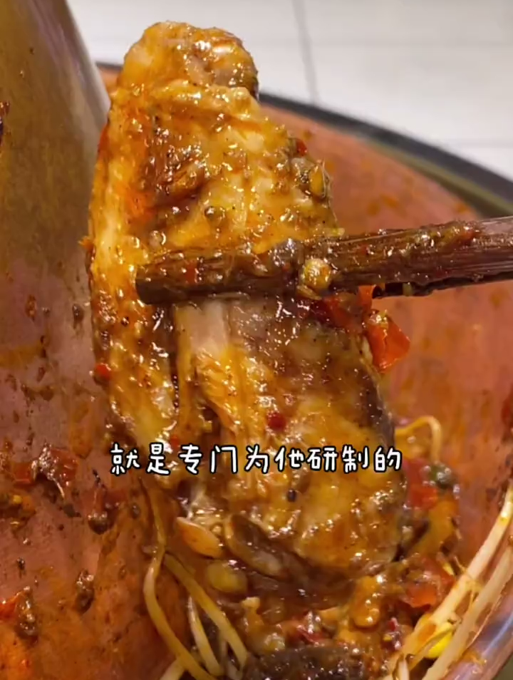 他就是西安最宠老婆的火锅鸡老板,神鸡妙醋太美味了