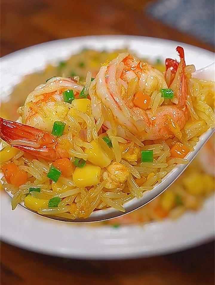 每次做这个虾仁咖喱炒饭,孩子都能吃到光盘