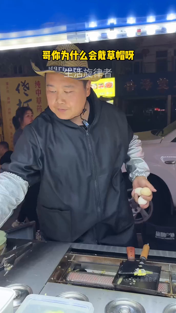 夜市偶遇奶香味十足的芝士厚蛋烧,加了双倍芝士,一口下去超级滑嫩!芝士脑袋狠狠爱住了!