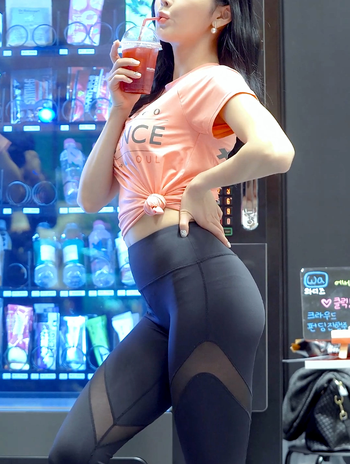 身材爆表的女孩喝个奶茶都这么萌,可爱到爆