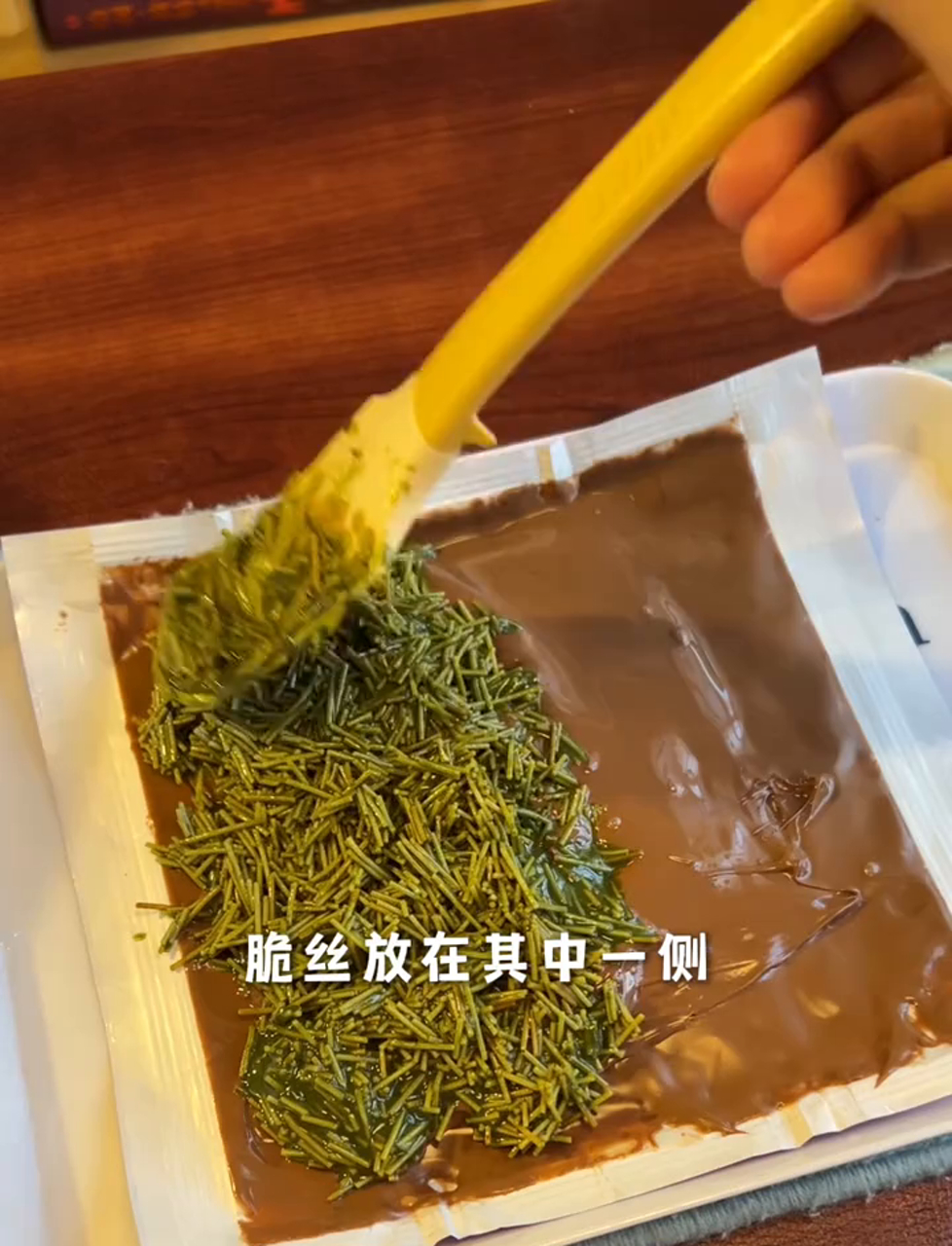 面条搭巧克力?来学学中式风味的迪拜巧克力做法!