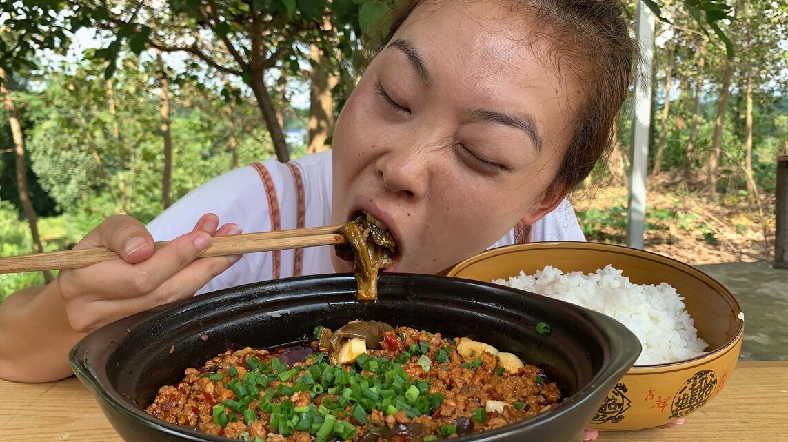 秋妹今天做肉末豆腐茄子煲，色香味俱全，开胃下饭，好吃到流口水