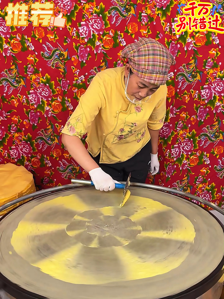 嫩黄香软的小米煎饼我们山东人一日三餐都爱吃