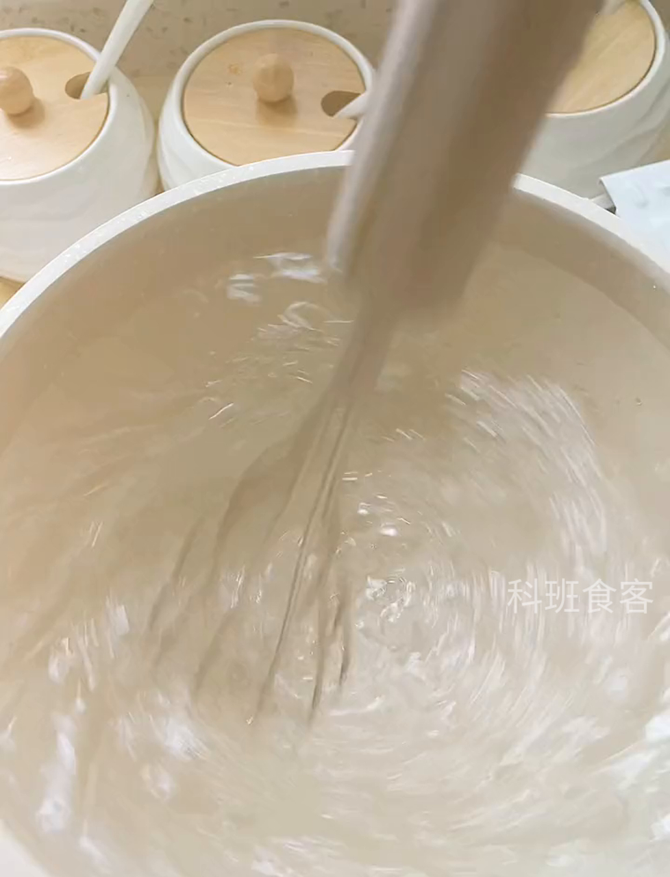 咱们今儿个来学做卡通蛋、水波蛋和酸甜荷包蛋吧!