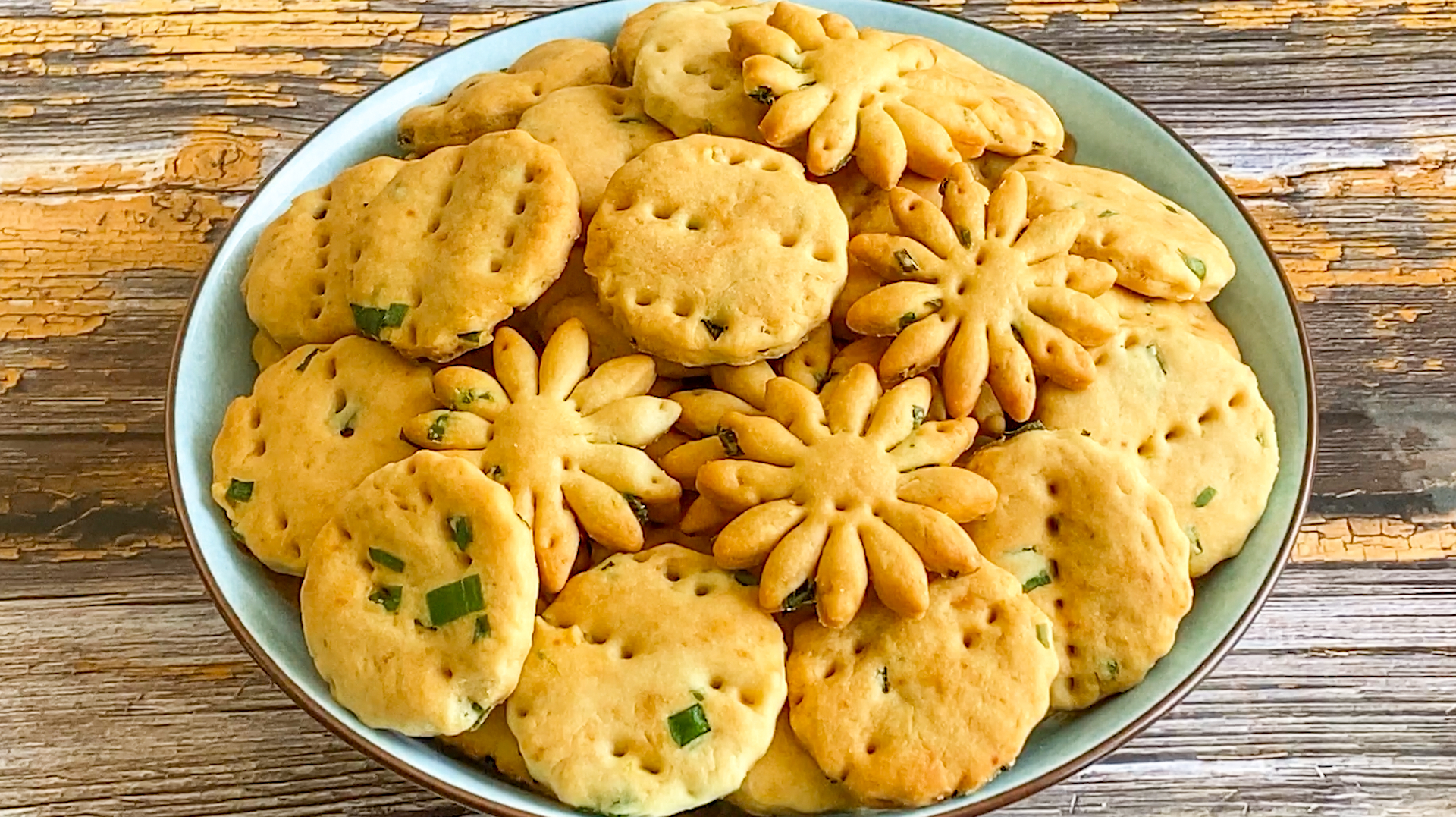 给女儿做的葱香小饼干,牛奶和面,酥酥的脆脆的,好吃又营养