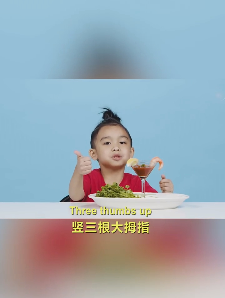 萌娃遇上“假虾”,会有什么样的反应?