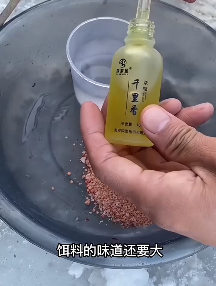 冬天钓大板鲫,天气太冷鱼儿不开口怎么办?增加饵料香味更聚鱼!