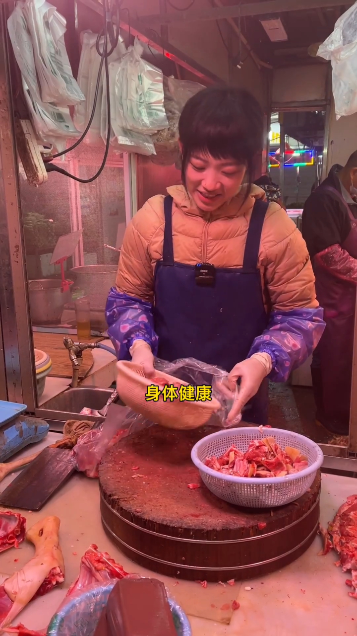 粉丝来买羊肉,据说还是刚回国