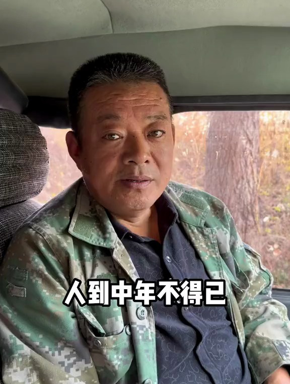 深秋过后农村遍地的野枸杞都熟了,保温杯里又多了一样东西