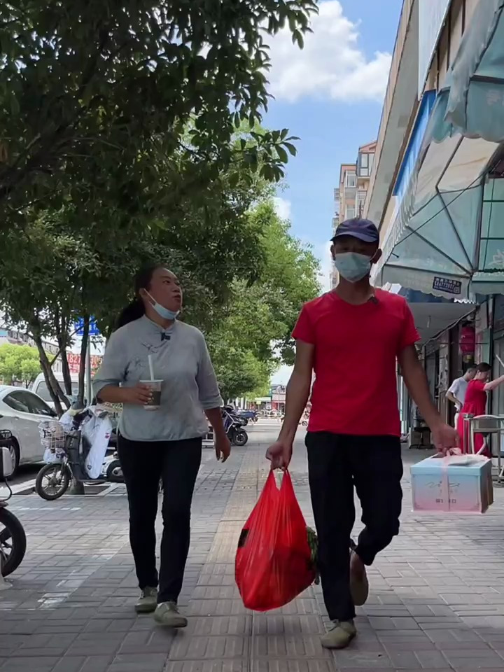 今天是弟弟40岁生日,三十而立四十不惑,希望他以后日子越来越好