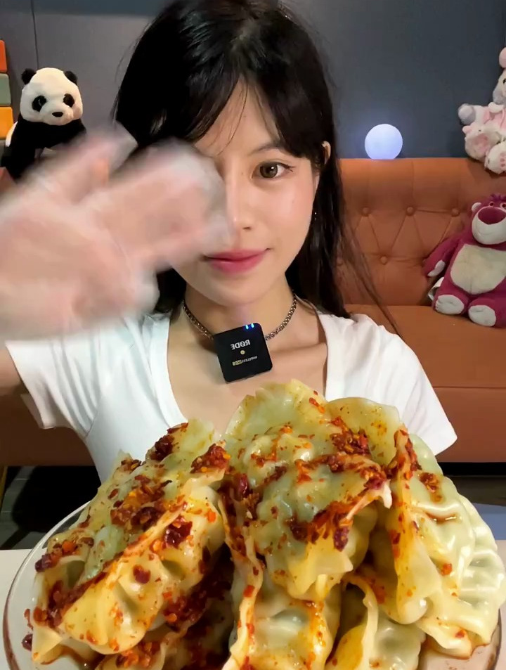 今天挑战吃这个饺子真的巨大韭菜马蹄鲜肉的狠狠爱住