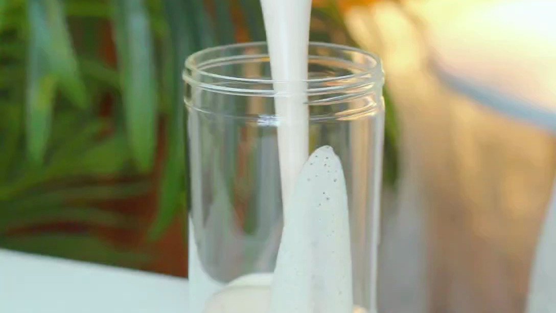 今日份苹果香蕉奶昔,跟轻食店学的,香甜丝滑,好喝哭了香蕉奶昔