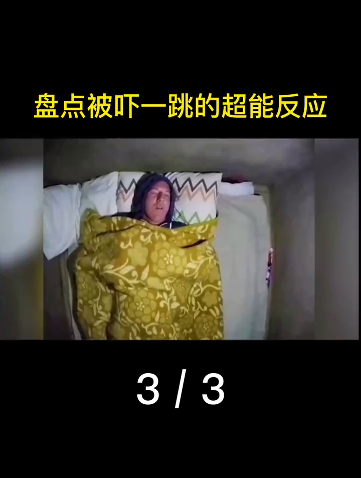 美女差点掉入鳄鱼池,吓得连哭带叫好心疼