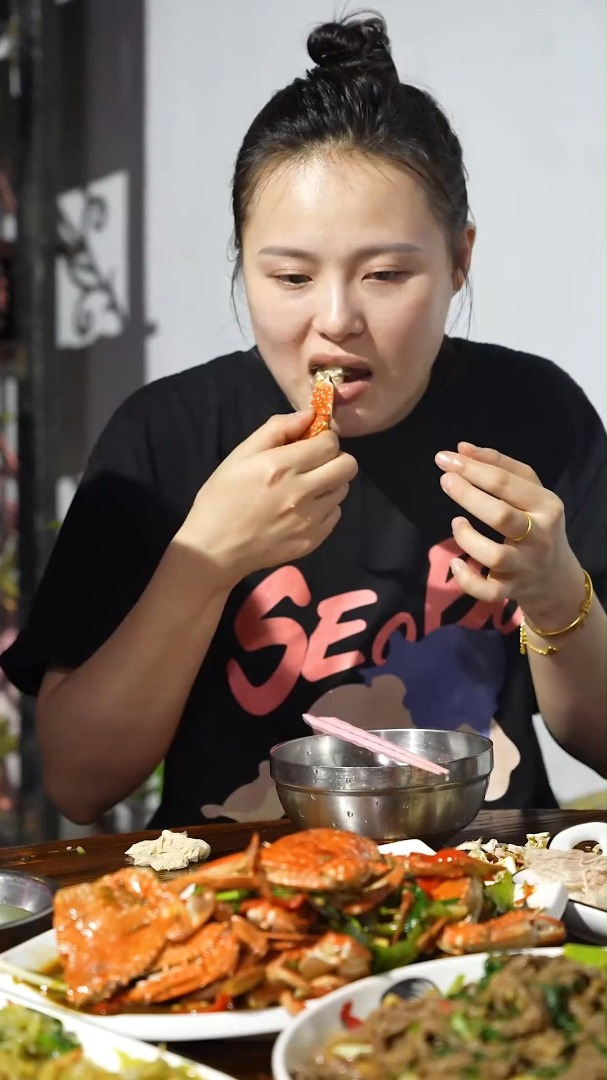 葱炒牛肉加上爆炒兰花蟹,再炒个水瓜丝,美味