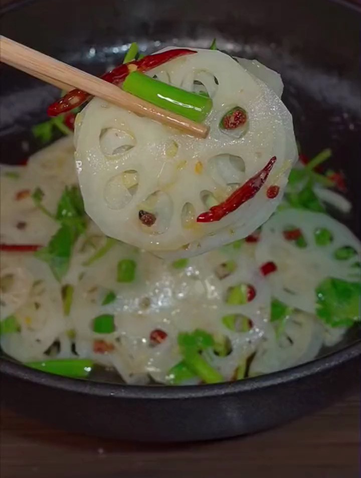 凉拌藕片好吃的窍门都告诉你,脆嫩洁白不发黑,上热菜前用它下酒