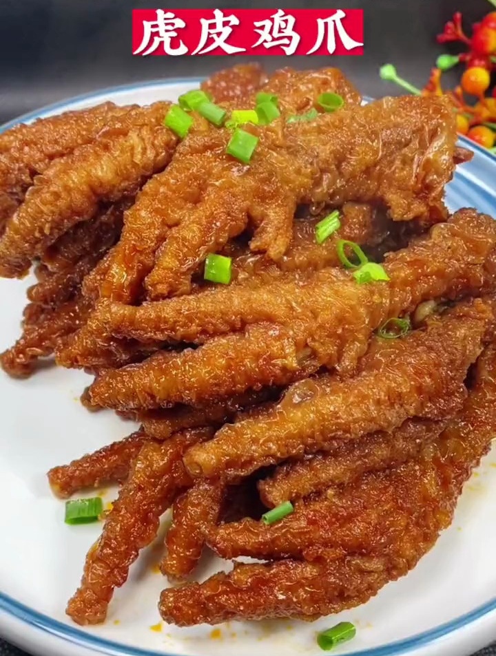虎皮鸡爪在家这样做,麻辣鲜香,软烂入味……