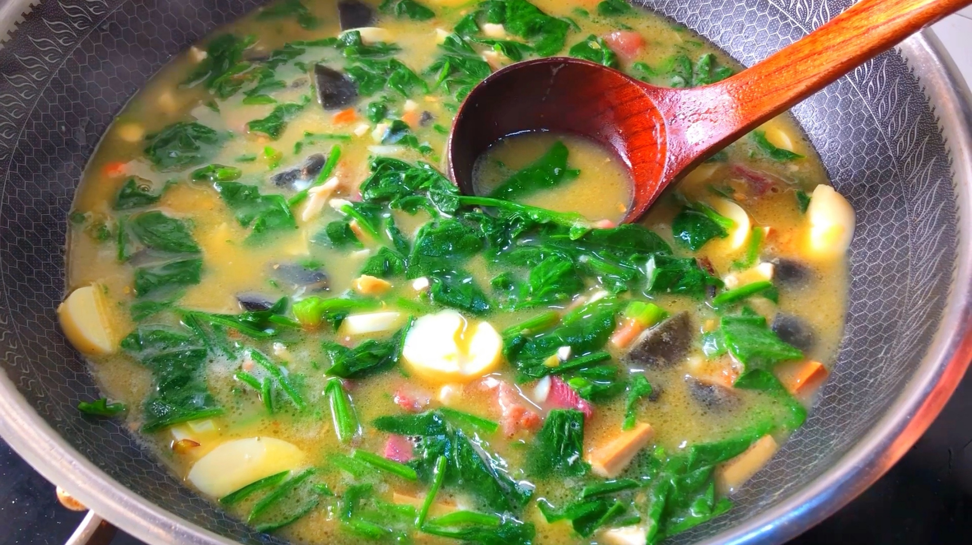 入冬后多喝这锅菠菜汤，不加调料不加高汤，懒人做法和鸡汤一样鲜