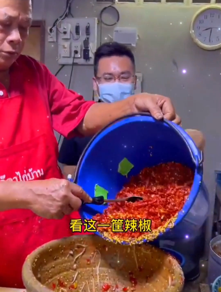 挑战泰国最辣网红凉拌木瓜丝,一口下去嘴巴都麻木了