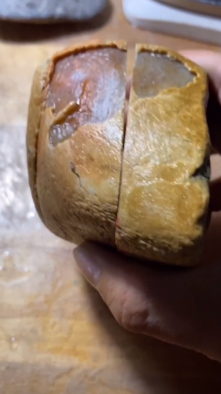 隔壁大妈腌菜的石头,花1000买下,开窗可看到玉质通透,切开大涨
