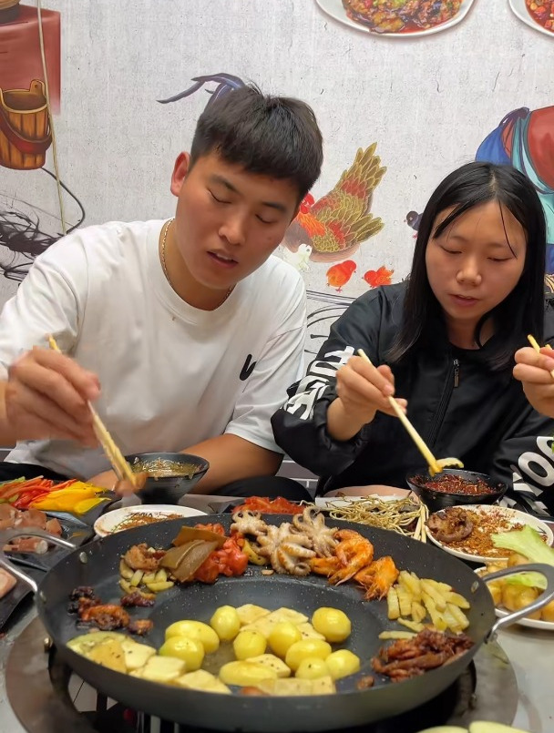 贵州烙锅,贵州的特色小吃,准备好的菜和肉类的食材放在铁板上烤