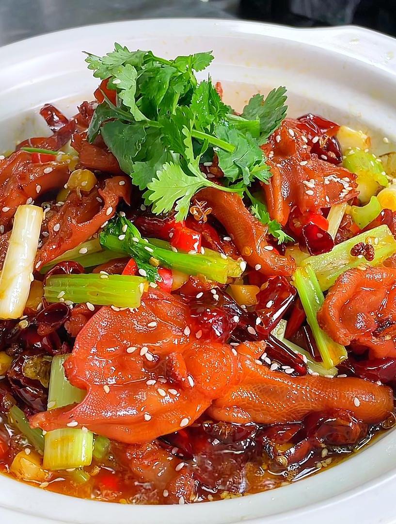 餐桌上的美味——干锅鸭掌