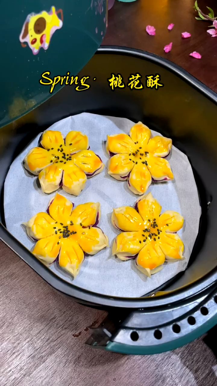如果你有空气炸锅 桃花盛开的季节,跟我一起做紫薯桃花酥吧!