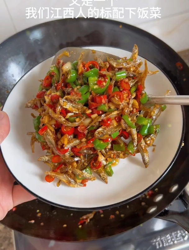 江西人的标配菜又来了,辣椒炒小鱼干