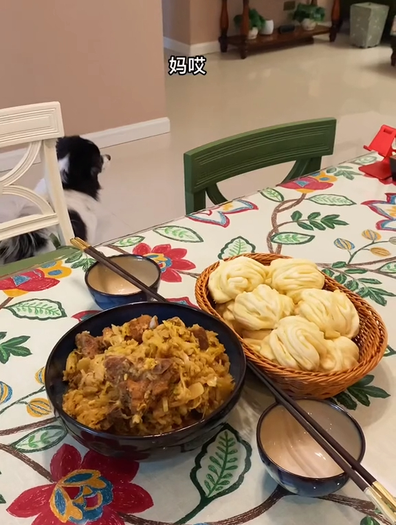 今天的猪骨头烩酸菜老妈吃的好香!