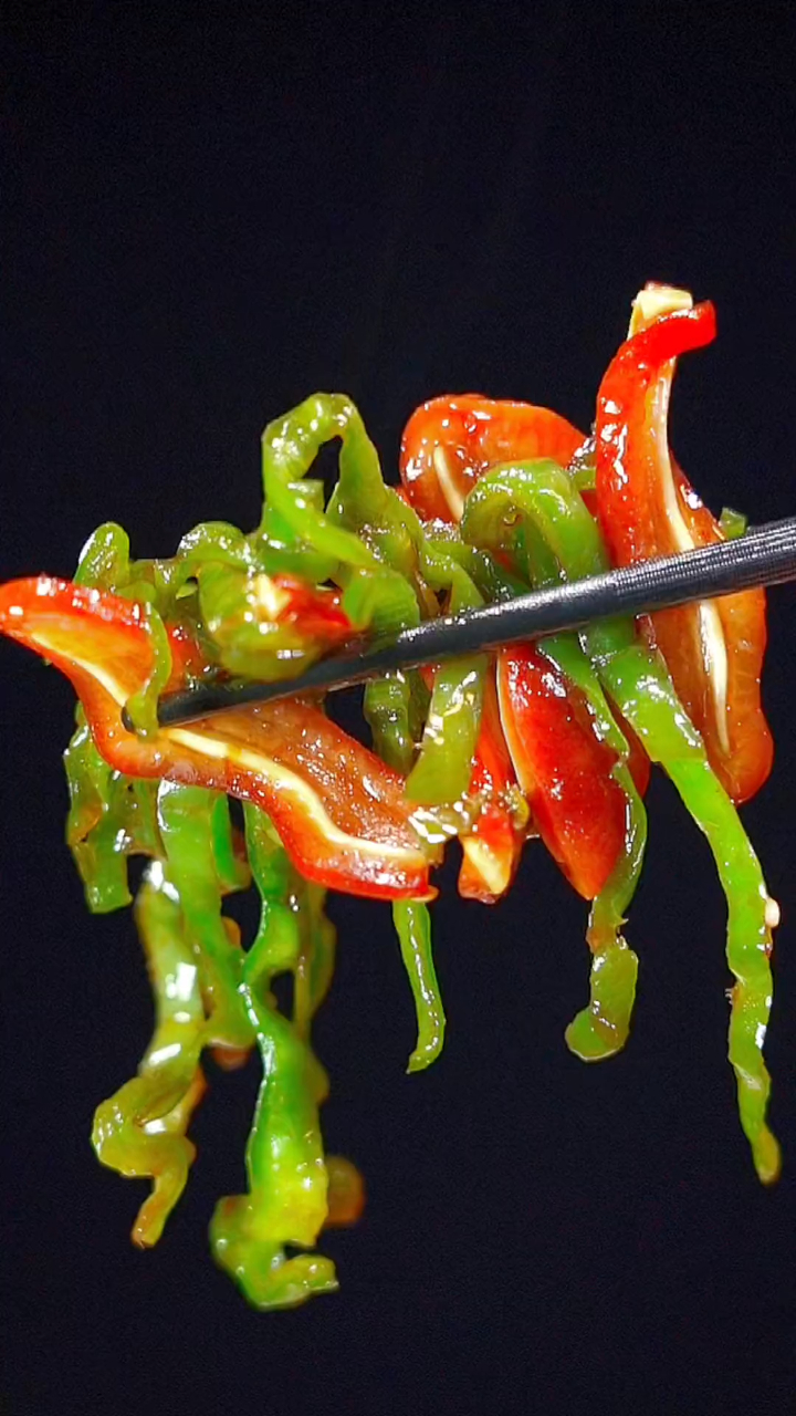 简单好吃的猪耳朵炒青椒,下饭下酒都可以