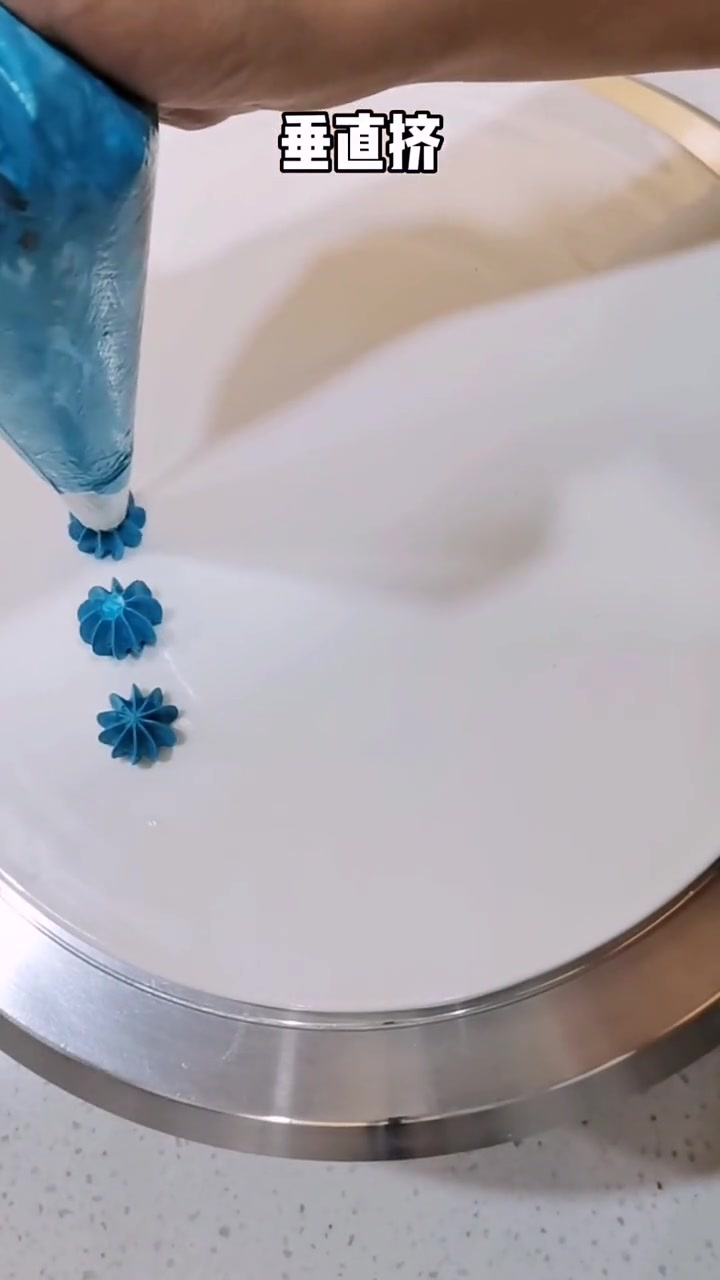 自己做蛋糕咯!漂亮的裱花就这