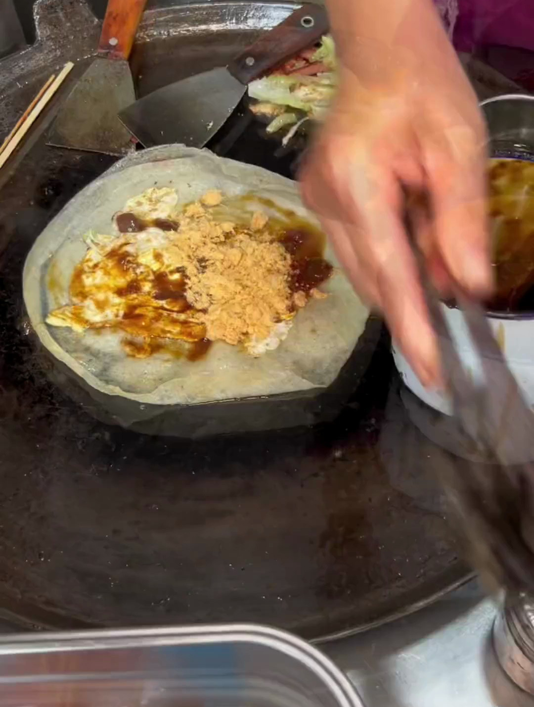 从推车开始卖了二十多年的糖醋鸡蛋饼小摊