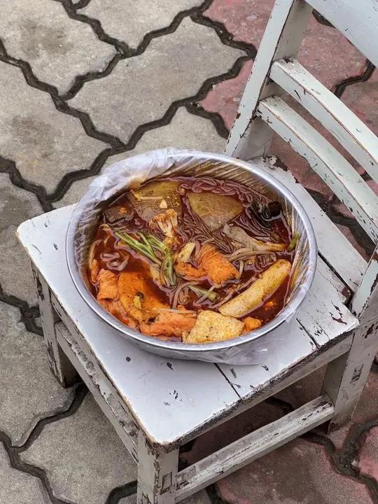 太喜欢这种居民楼下的老式麻辣烫荤菜都是在冰箱里面的这就是芜湖人小时候的味道吧