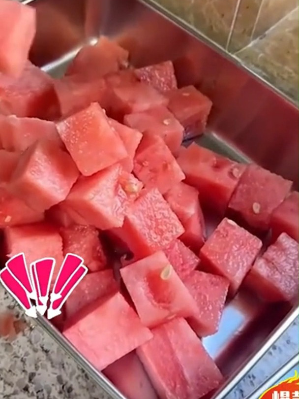 这么精致的不锈钢方盘真的是绝了,用来装东西特别好,烤蛋糕烤鱼