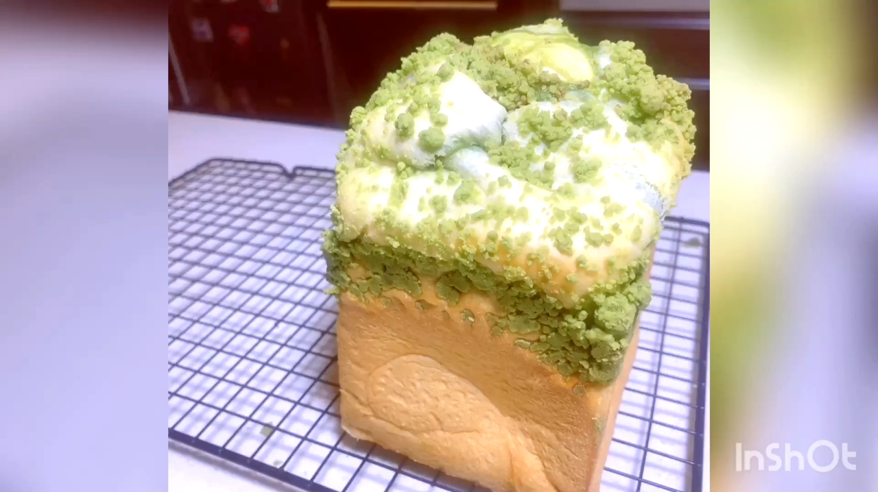 外在朴实无华 内在别有洞天 - 抹茶酥粒爆浆超软吐司