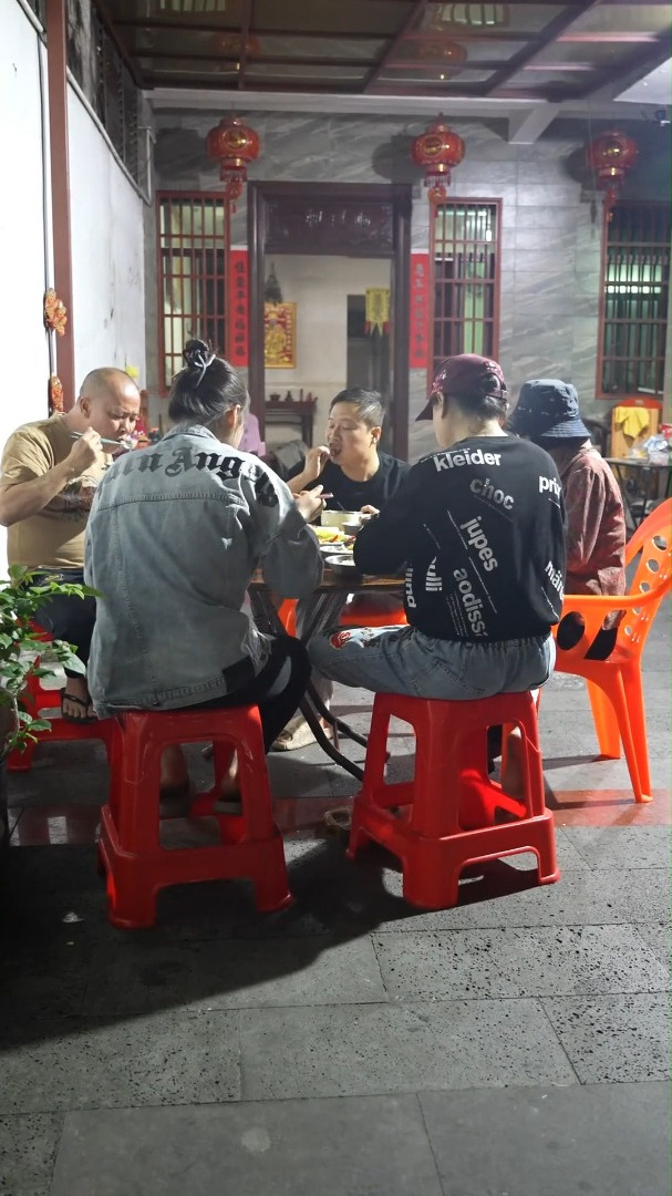 今天做一道海南版的阉鸡炖香菇