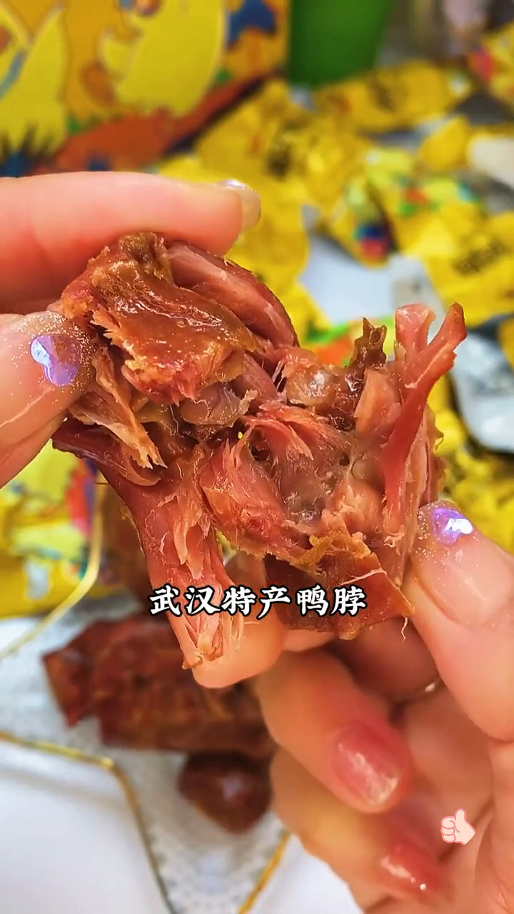 你饿了吗?来吃这个精武鸭脖,啃起来香又辣,骨头我都不舍得丢掉