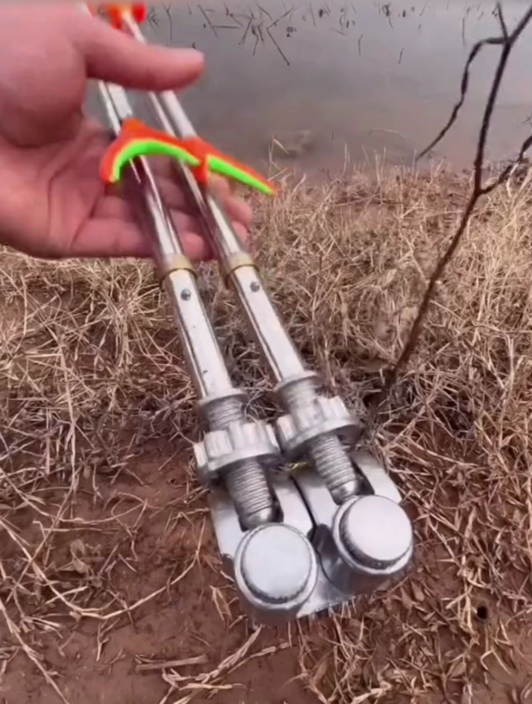 用双杆支架钓鱼,正确使用方法是怎样的,双倍鱼获的秘诀!